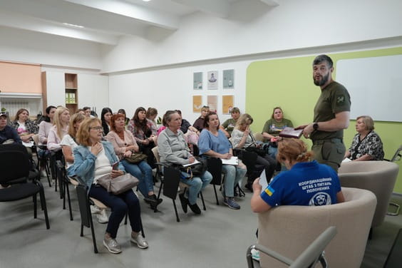 На фото зал девиступає спікер і сидять люди