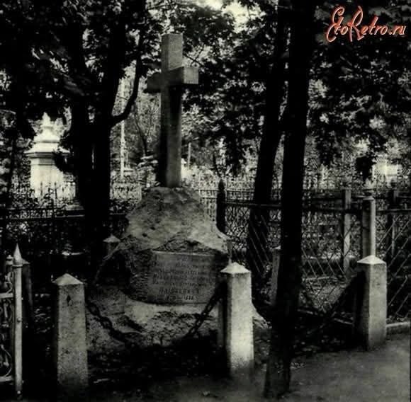 Цвинтар мого дитинства.
Це було дуже романтичне та занедбане місце.
Гуляти там було і страшно, і дуже цікаво одночасно Цвинтар мого дитинства.
Це було дуже романтичне та занедбане місце.
Гуляти там було і страшно, і дуже цікаво одночасно