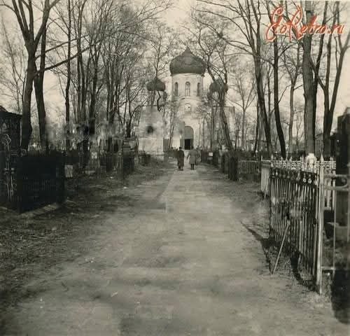 Цвинтар мого дитинства.
Це було дуже романтичне та занедбане місце.
Гуляти там було і страшно, і дуже цікаво одночасно Цвинтар мого дитинства.
Це було дуже романтичне та занедбане місце.
Гуляти там було і страшно, і дуже цікаво одночасно
