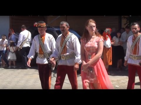 Космач — 2016. День села. Дві церкви поруч в центрі. Місцеві мешканці святкують