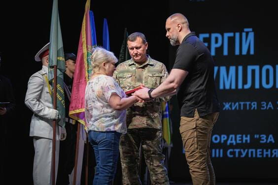 На фото Олег Синєгубов вручає нагороди сім'ям полеглих воїнів