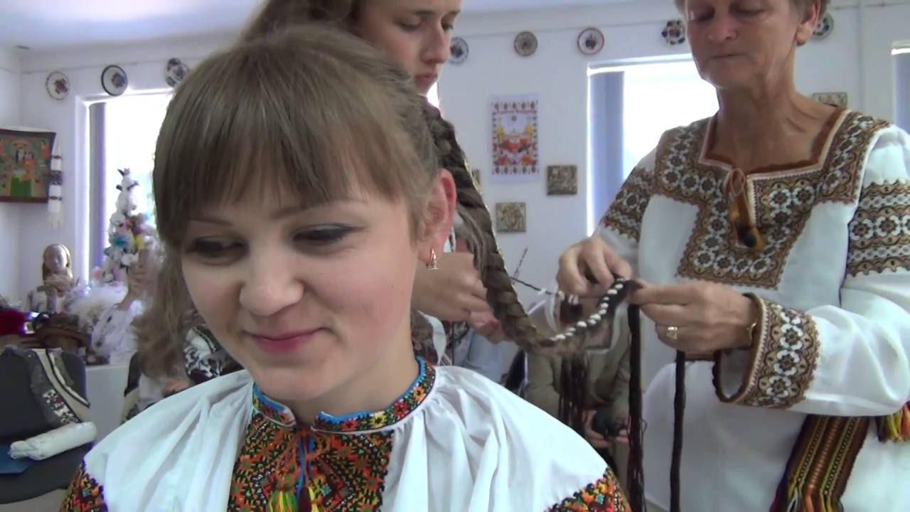 Заплітання коси нареченої. Як робили зачіску та одягали дівчину до шлюбу в Карпах
