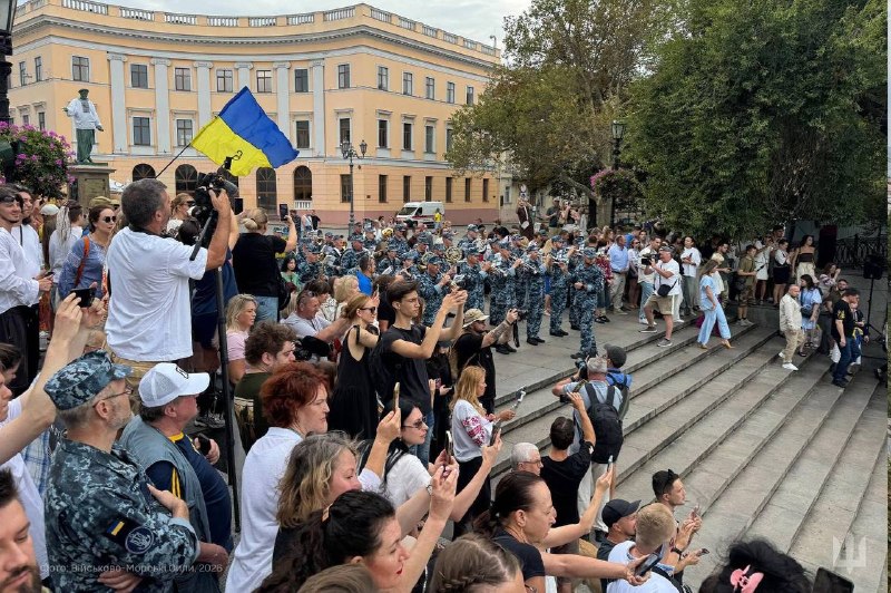 🇺🇦⚓ Військові моряки долучилися до розгортання 35 метрового прапору України на Приморських сходах Одеси 🇺🇦⚓ Військові моряки долучилися до розгортання 35 метрового прапору України на Приморських сходах Одеси