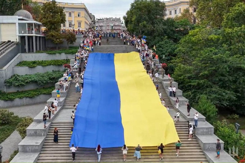 🇺🇦⚓ Військові моряки долучилися до розгортання 35 метрового прапору України на Приморських сходах Одеси 🇺🇦⚓ Військові моряки долучилися до розгортання 35 метрового прапору України на Приморських сходах Одеси