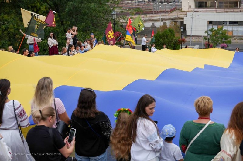 🇺🇦⚓ Військові моряки долучилися до розгортання 35 метрового прапору України на Приморських сходах Одеси 🇺🇦⚓ Військові моряки долучилися до розгортання 35 метрового прапору України на Приморських сходах Одеси