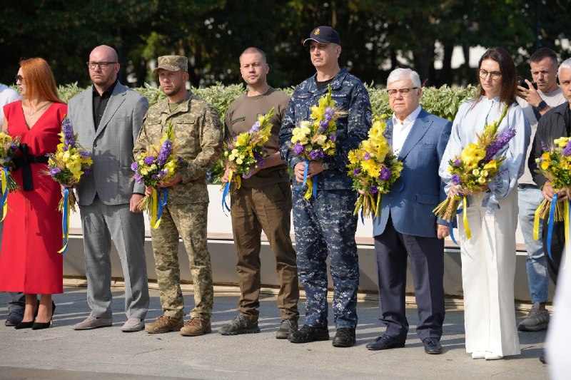 В Одесі вшанували пам'ять тих, хто віддав життя за Україну
З нагоди Дня Незалежності України в Одесі В Одесі вшанували пам'ять тих, хто віддав життя за Україну
З нагоди Дня Незалежності України в Одесі