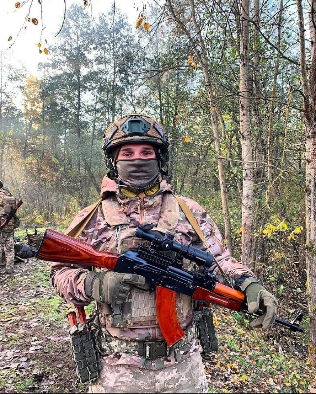 🇺🇦⚓ Від авіації до річкової флотилії
Капітан-лейтенант Руслан Ібрагімов до повномасштабної війни був ведучим дитячих свят 🇺🇦⚓ Від авіації до річкової флотилії
Капітан-лейтенант Руслан Ібрагімов до повномасштабної війни був ведучим дитячих свят