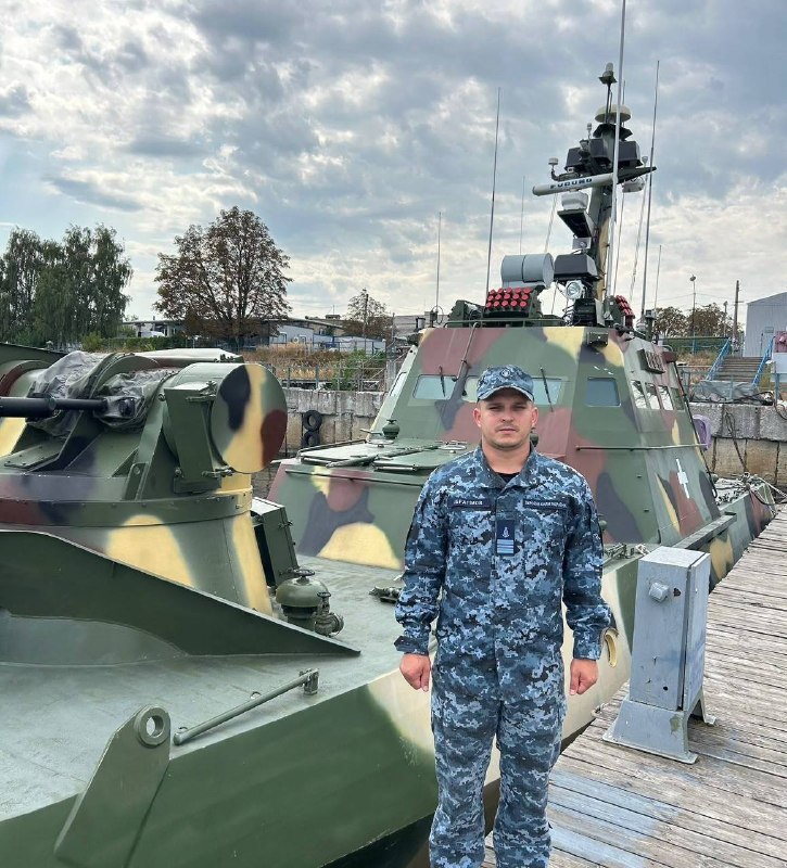 🇺🇦⚓ Від авіації до річкової флотилії
Капітан-лейтенант Руслан Ібрагімов до повномасштабної війни був ведучим дитячих свят 🇺🇦⚓ Від авіації до річкової флотилії
Капітан-лейтенант Руслан Ібрагімов до повномасштабної війни був ведучим дитячих свят