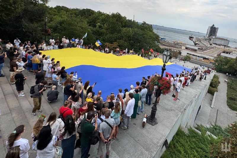 🇺🇦⚓ Військові моряки долучилися до розгортання 35 метрового прапору України на Приморських сходах Одеси 🇺🇦⚓ Військові моряки долучилися до розгортання 35 метрового прапору України на Приморських сходах Одеси