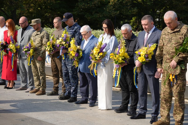 В Одесі вшанували пам'ять тих, хто віддав життя за Україну
З нагоди Дня Незалежності України в Одесі В Одесі вшанували пам'ять тих, хто віддав життя за Україну
З нагоди Дня Незалежності України в Одесі