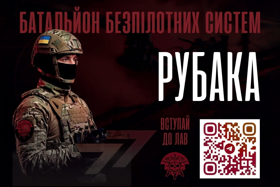На фото зображено військового у спорядженні