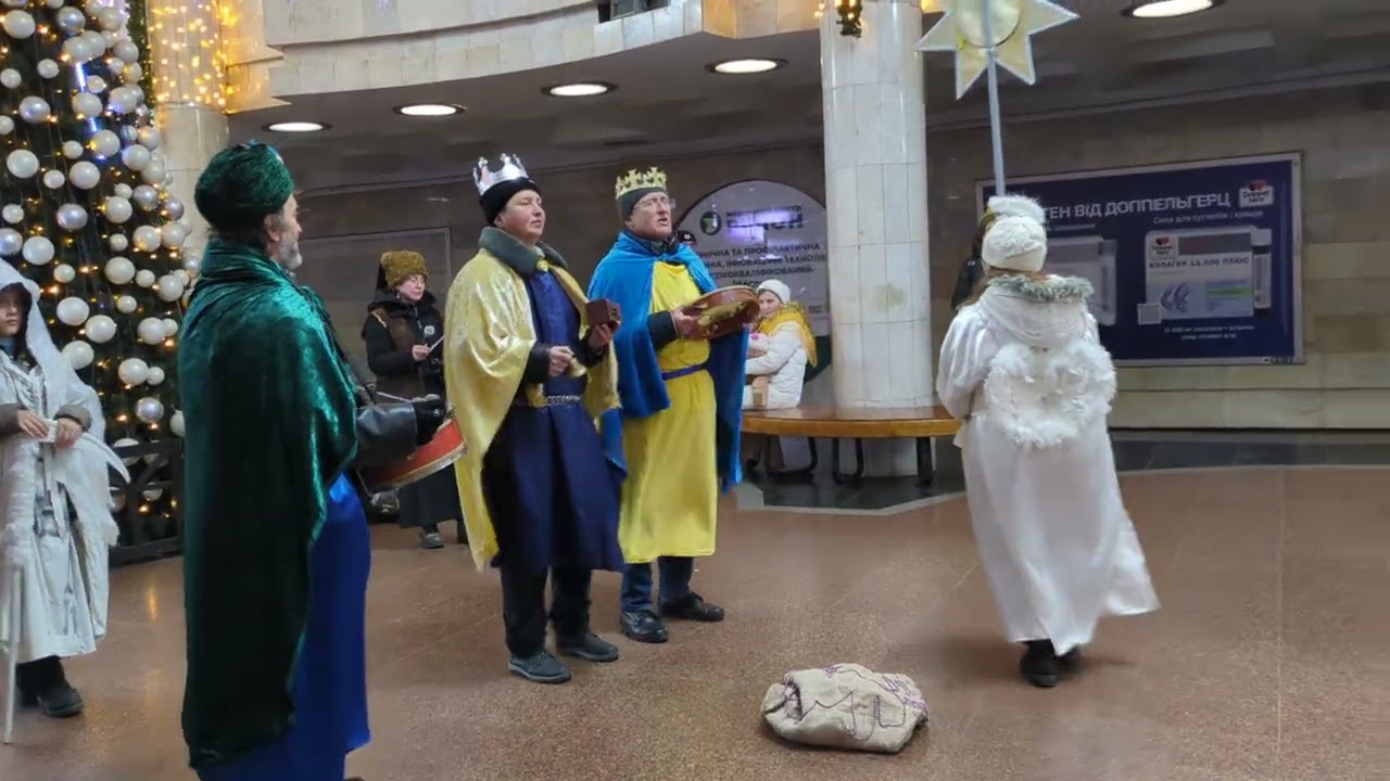 Колядники показують вертеп на Різдво Христове в харківському метро