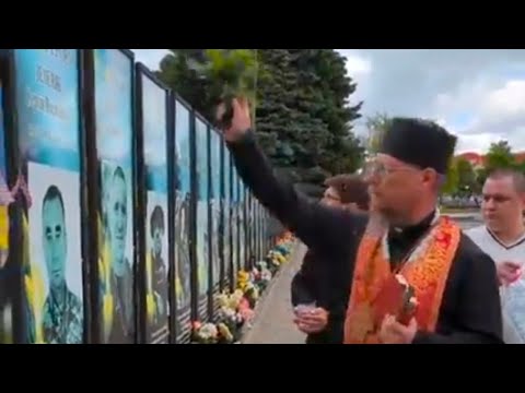 Освячення портретів загиблих воїнів у війні з російськими окупантами, місто Берестин (Красноград)