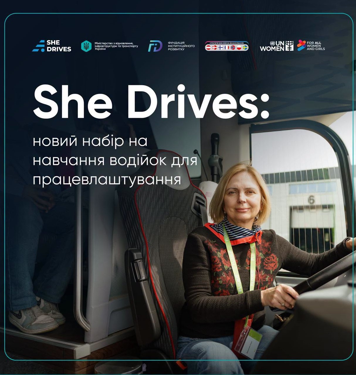 На фото жінка за кермом автобусу