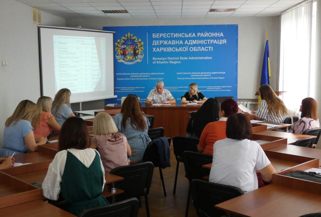На фото начальник Берестинської РВА проводить нараду
