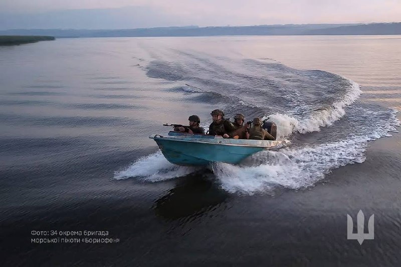 🇺🇦⚓️Вечірнє тренування — робота на воді.
Відпрацювання висадки на берег. 🇺🇦⚓️Вечірнє тренування — робота на воді.
Відпрацювання висадки на берег.