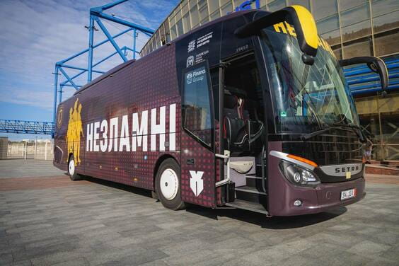 На фото автобус на якому великими літерами напиано "НЕЗЛАМНІ"