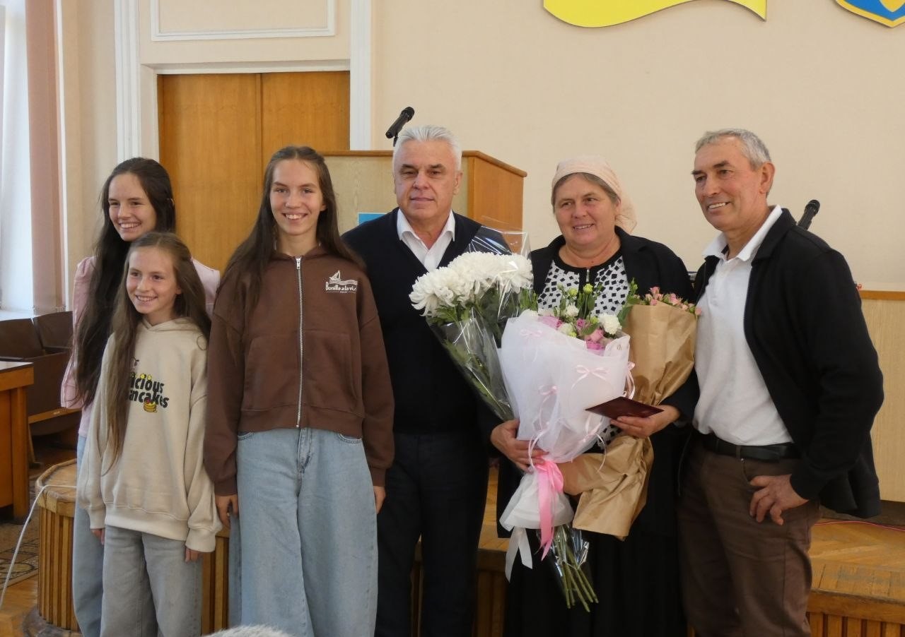 На фото начальник Берестинської РВА, чоловік та жінка,діти