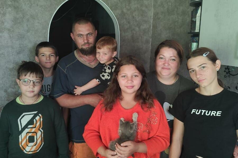 На картинці зображена родина з дітьми